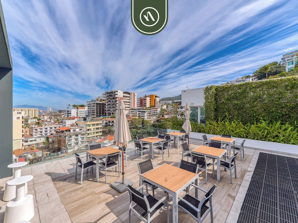 Stunning 2 BR Condo in Romantic Zone - Pool