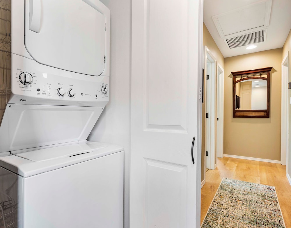 Spacious Corner Unit - Central AC - Vrkcv