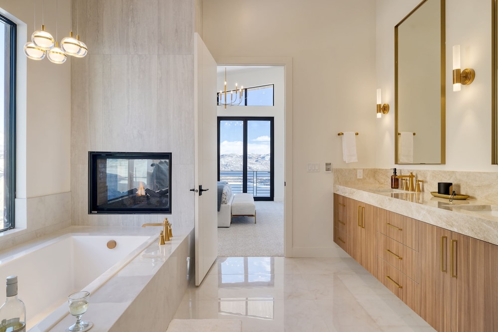 Orion by Avantstay Luxury 5bdr Ski Home w Views Minutes to Deer Valley Lift