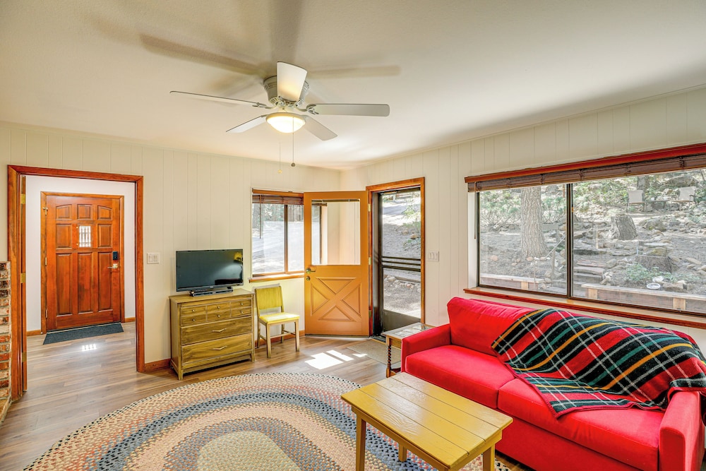 Walk to Lake Almanor: Prattville Cabin w/ 2 Decks!