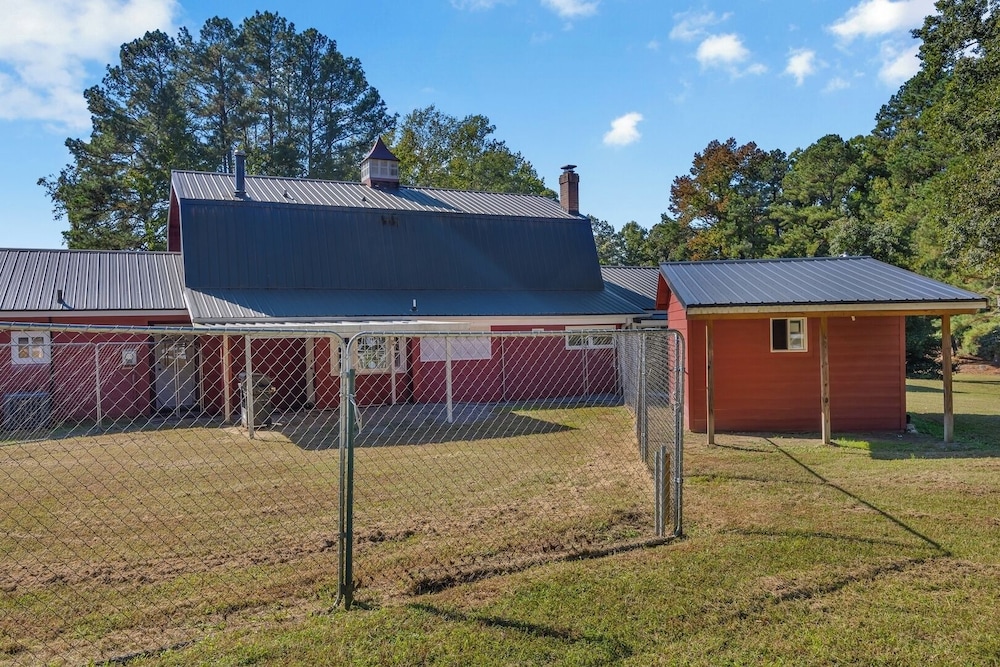 Pet-friendly 3BR Lake House Firepit + Pier