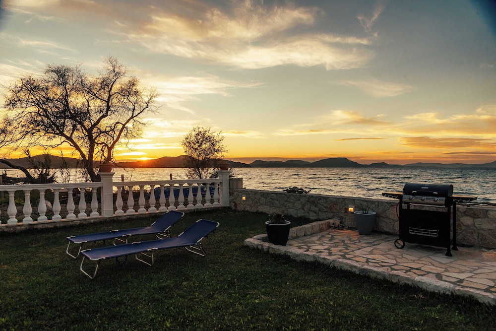 Sea Breeze Oasis-Tranquil Coastal Escape