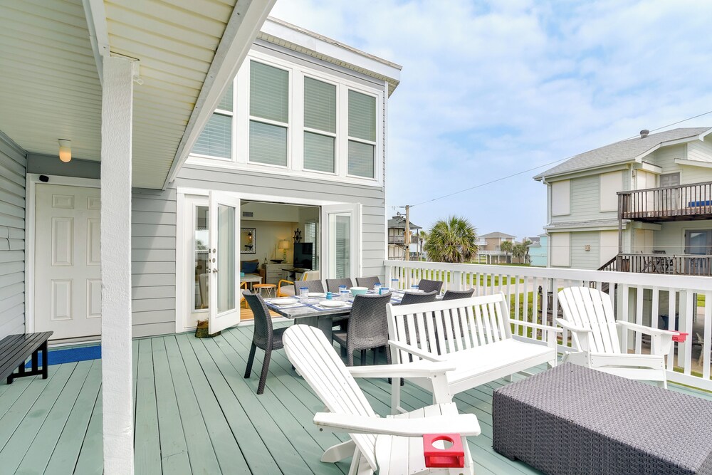 1 Block to Beach: Family Retreat in Galveston!