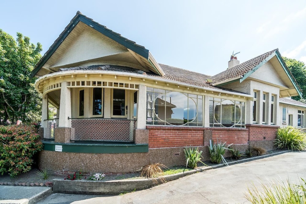 Manor on the Park Backpackers