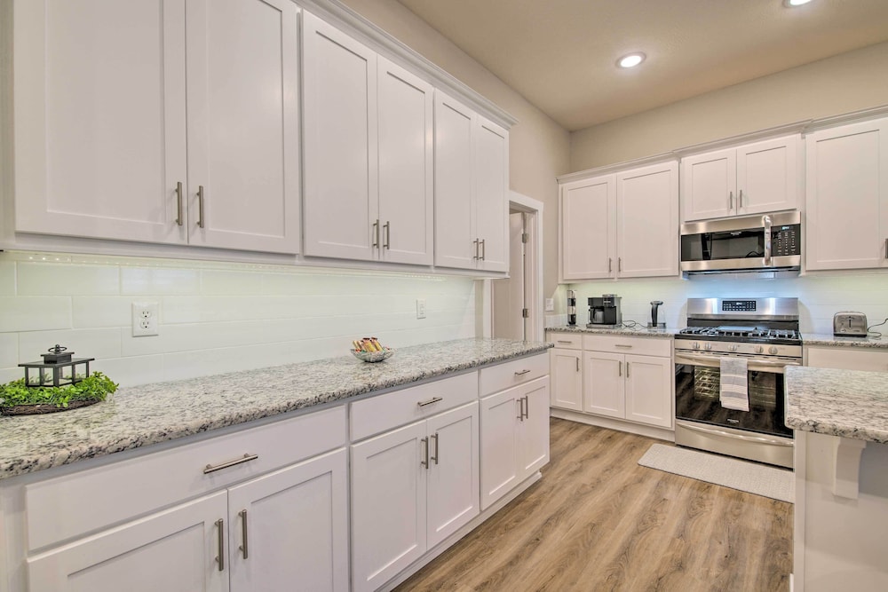 Charming Ozark Abode w/ Yard & Pool Access