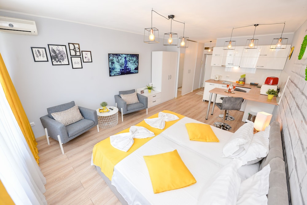 Candy Studio - Cismigiu Gardens - Quiet Room - Open Kitchen -smart Tv view 3