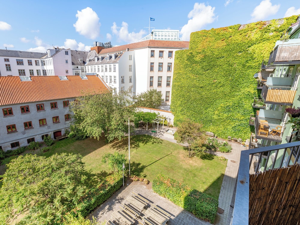 Sanders Shield 2 - 3 Bedroom Apartment With Balcony