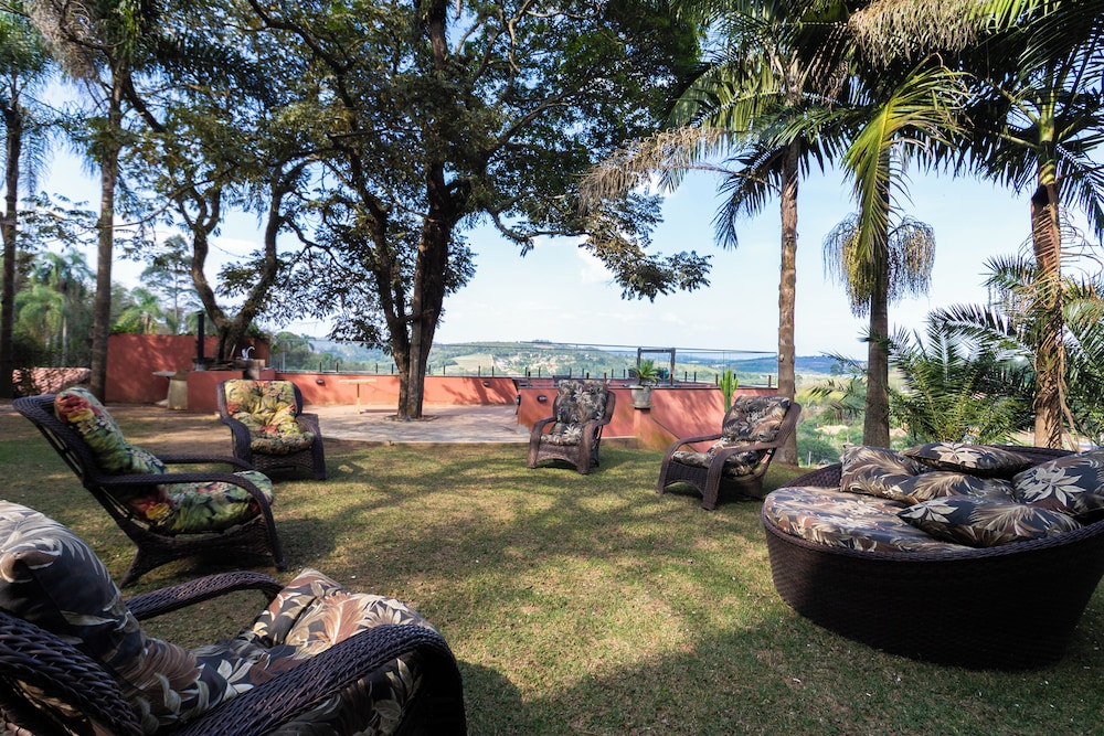Sítio com 5 suítes e piscina