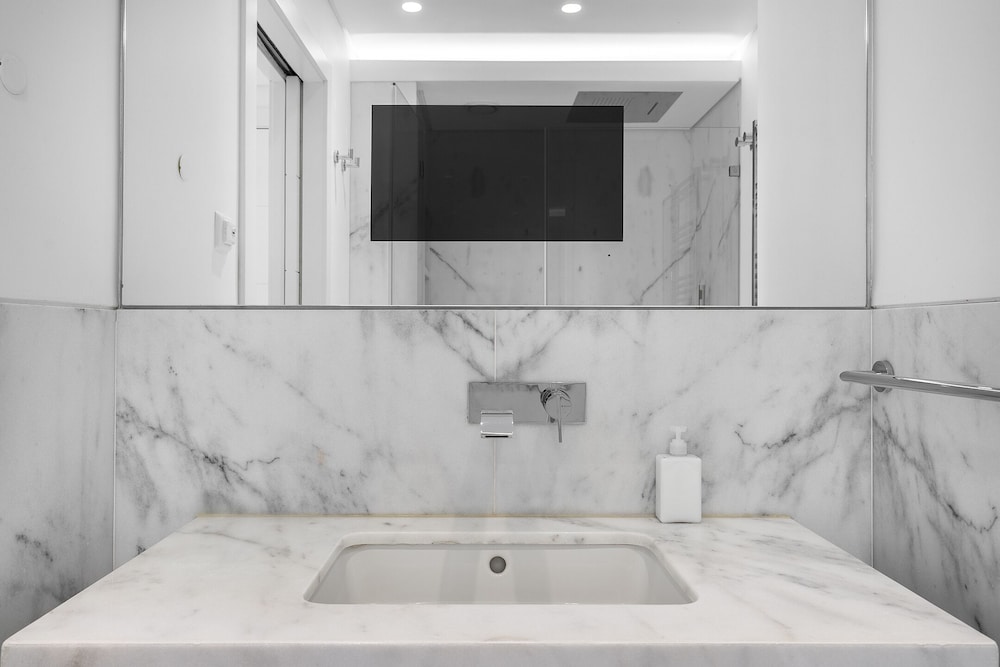 Urban Retreat: Downtown Luxury, Parking, Ac & Elevator
