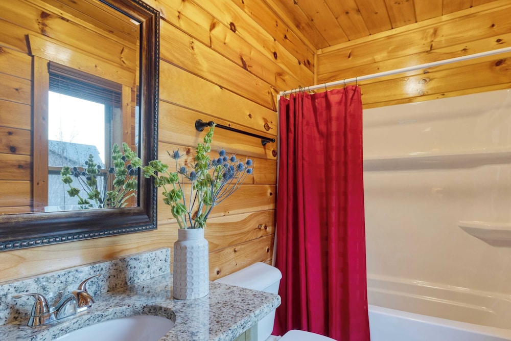 A View for All Seasons by Avantstay 12bdr w/ Game Room, Hot Tub, Movie Theater, Deck Views