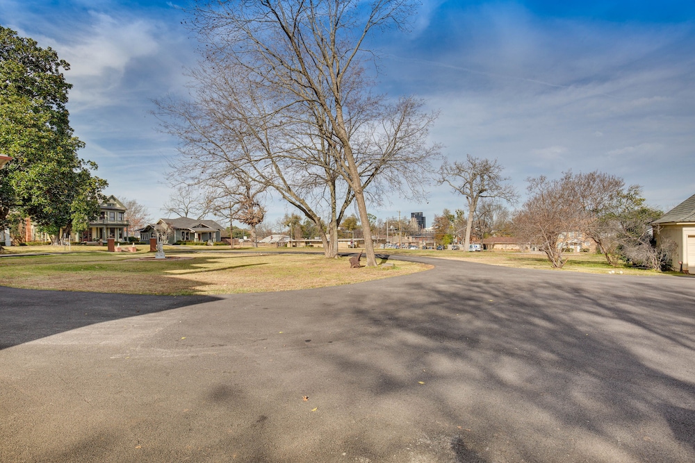 Historic Charnwood Guest House- 1 Mile to Downtown view 2