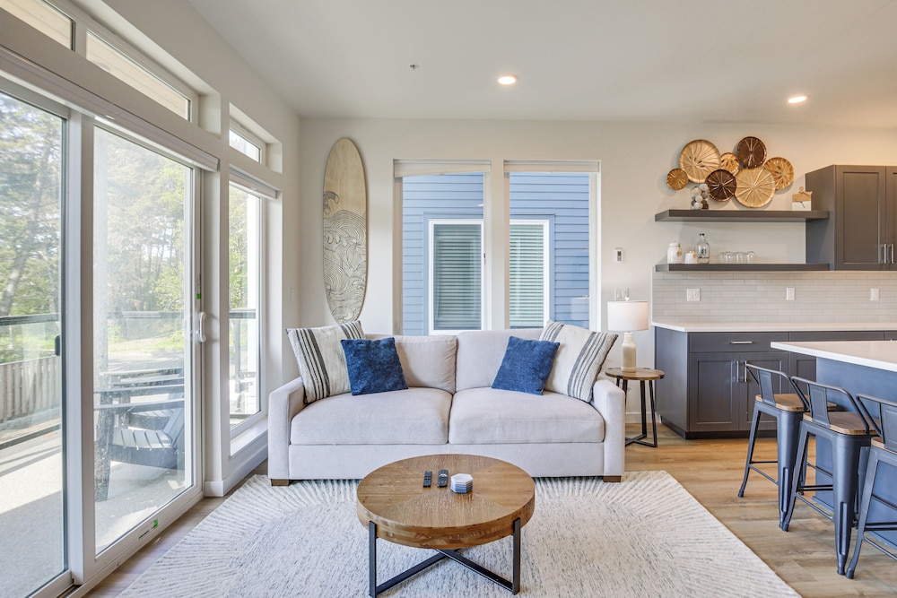 Walk to Beaches: Modern Townhome in Lincoln City!