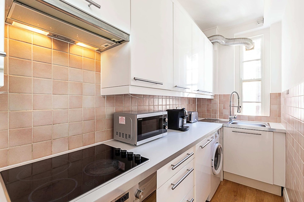 Modern 2 Bedroom Flat Near Queensway