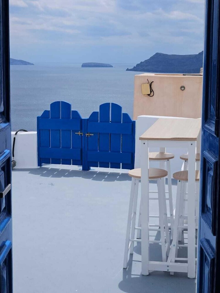 Phaos Oia Suites