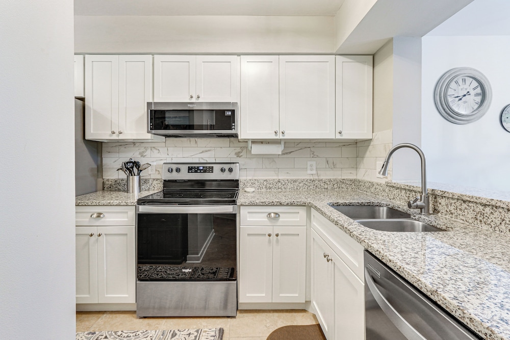Walk to Beach: Bright Hilton Head Island Villa!