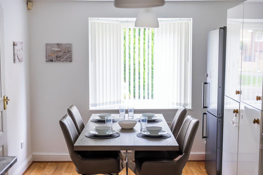 A Stunning Four Bed House in Posh Oadby, Leicester