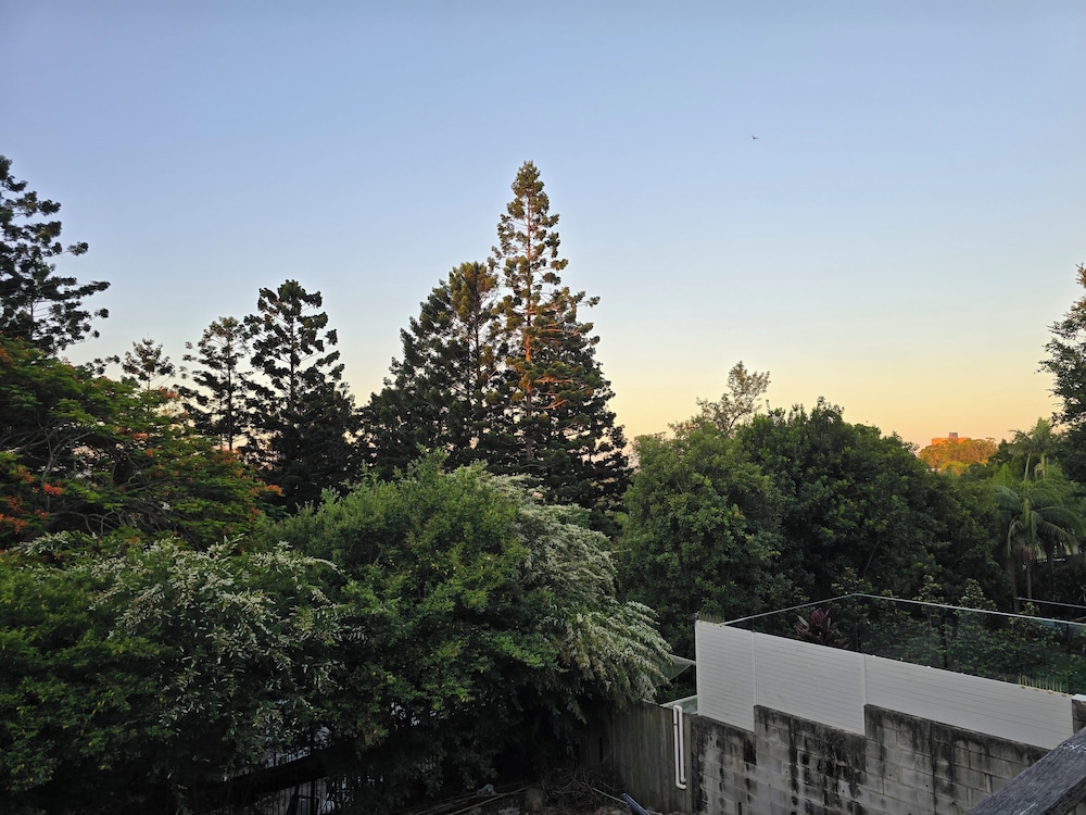 2 bdr Apartment Refurbished 3 Years Near Roma Park