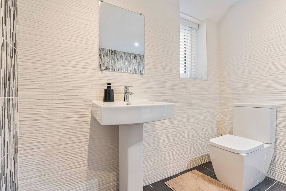 Beautiful 5 Bedroom Home in Coventry 14min to NEC