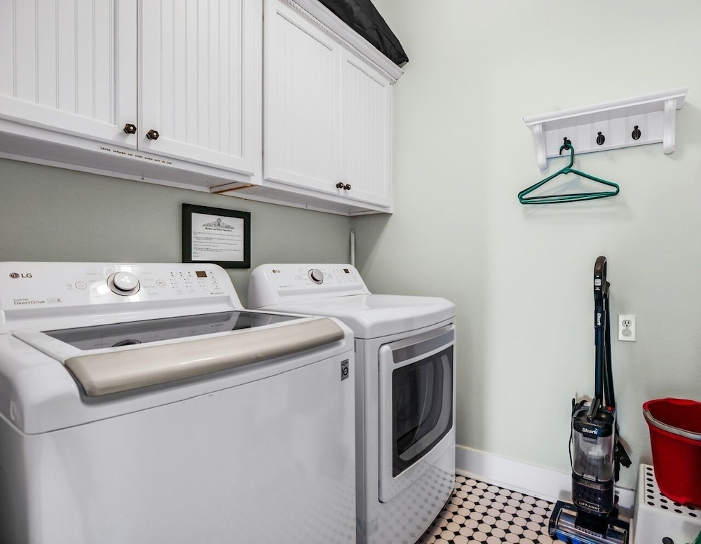 Chillax Inn 3 Bedroom Home by RedAwning