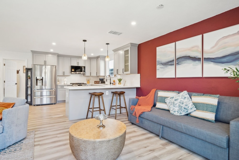 Cozy Home With Hot Tub Family-friendly Yard 5 Bedroom Home