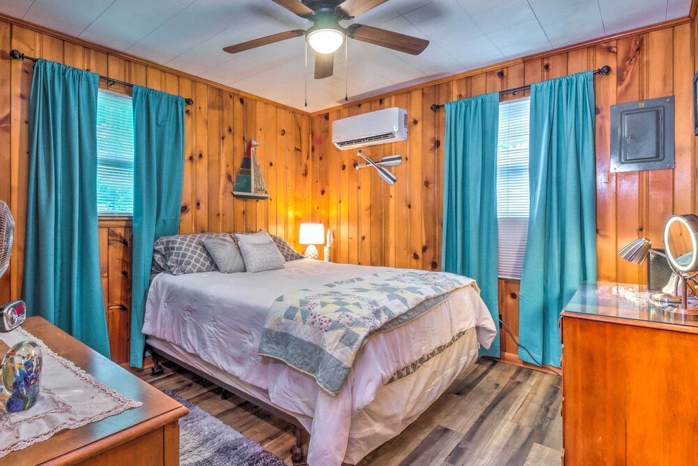 Cozy Kentucky Cabin w/ Sunroom, Yard & Views! view 4
