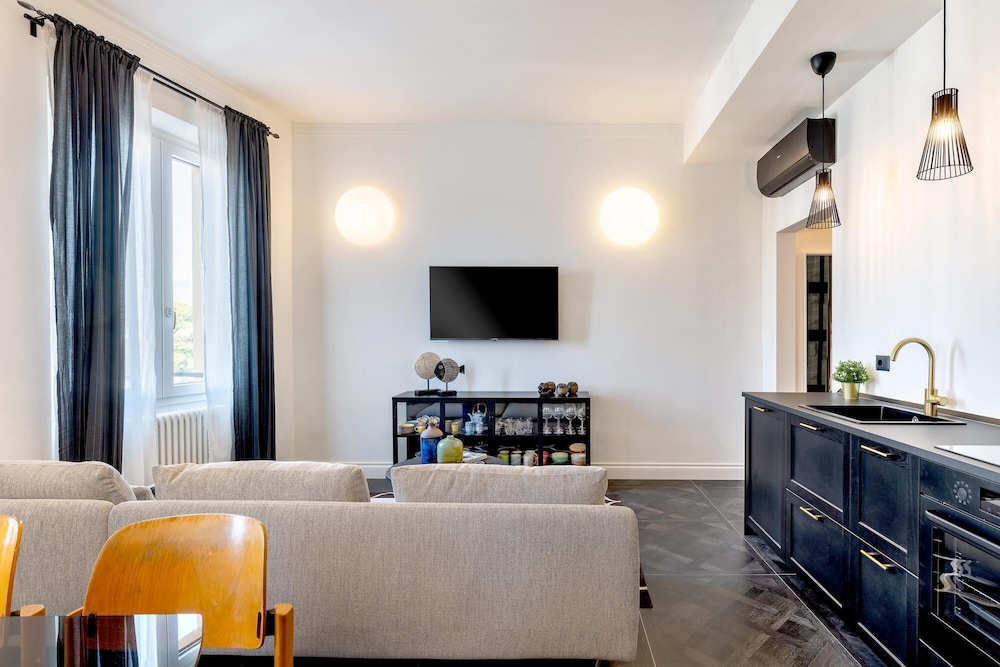 Modern 3BD Apartment Close City Center Belfiore