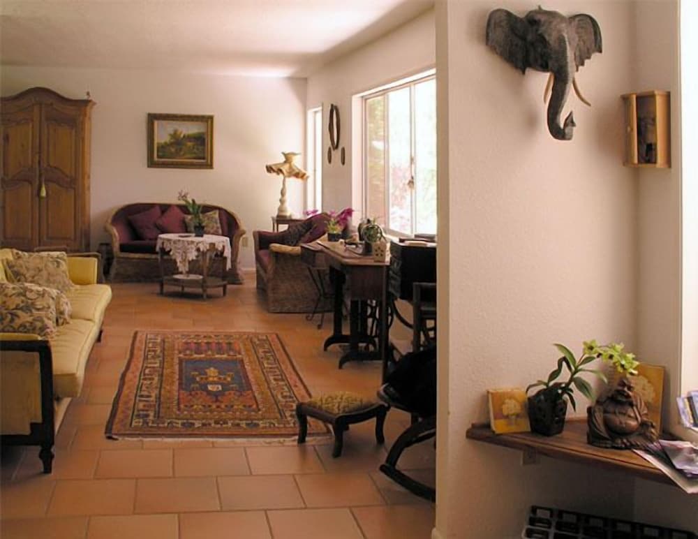Lava Tree Tropic Inn