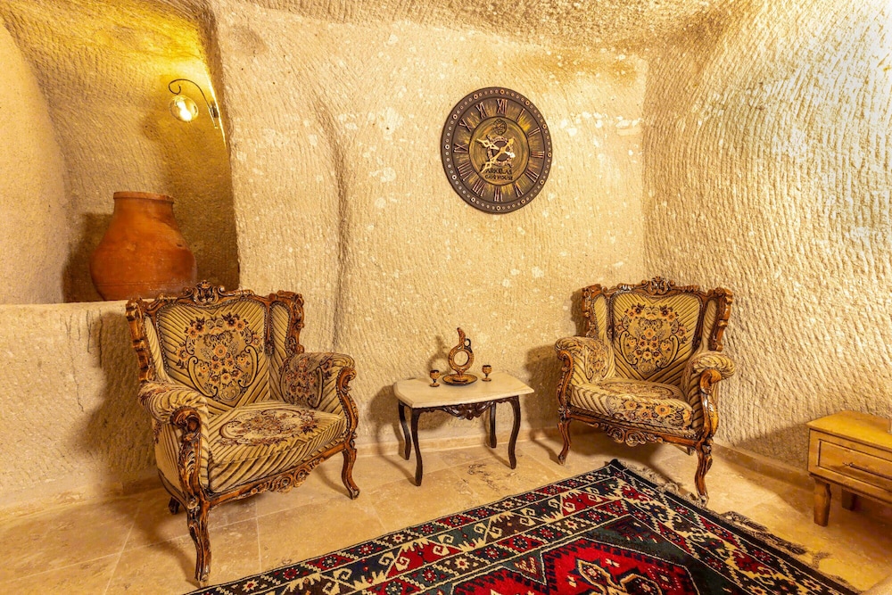 Arkelas Cave House