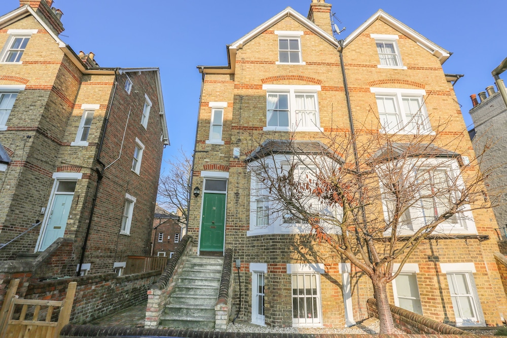 The Glasshouse Escape - 5BDR Victorian Jewel with Modern Twists in Jericho