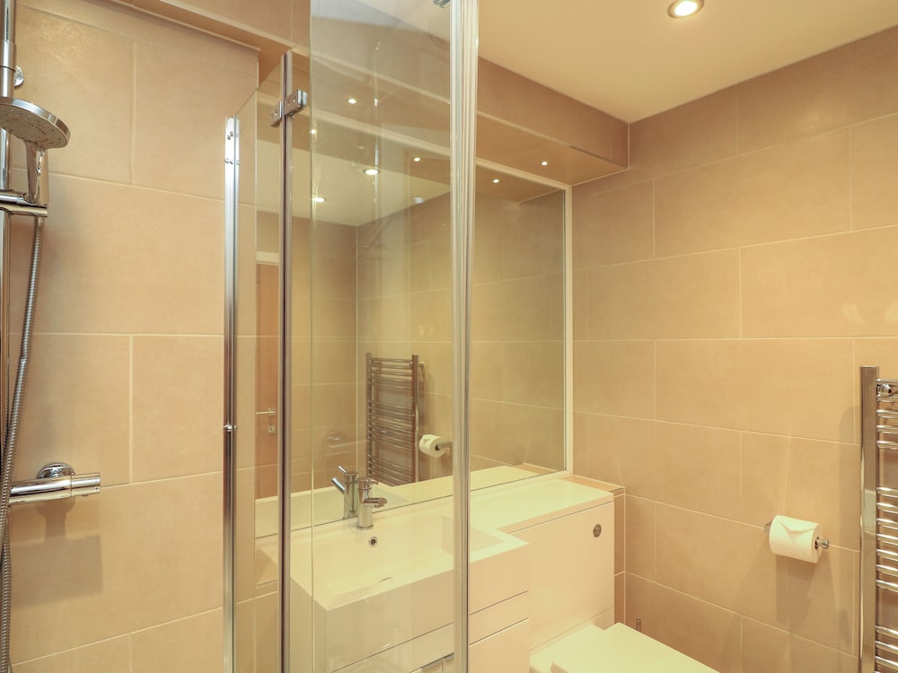 3 Hamstone Court