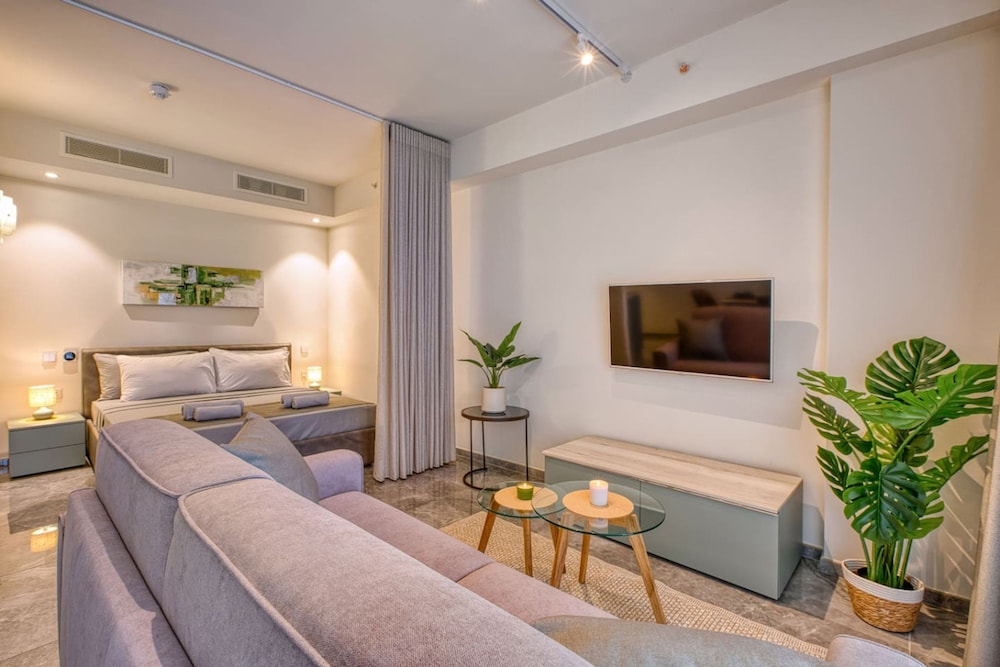 Official Mercury Suites With Rooftop Pool Access photo 3