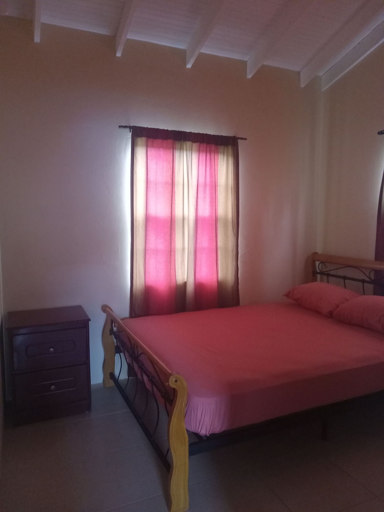 Room-near air and Ferry Ports, Shops & b