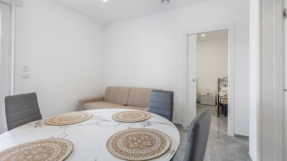 Sole Apartment 1 - Central Marina With Modern Furnishings