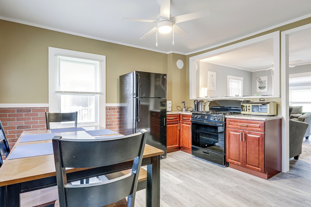 Easthampton Apartment Near Breweries & Rail Trail!