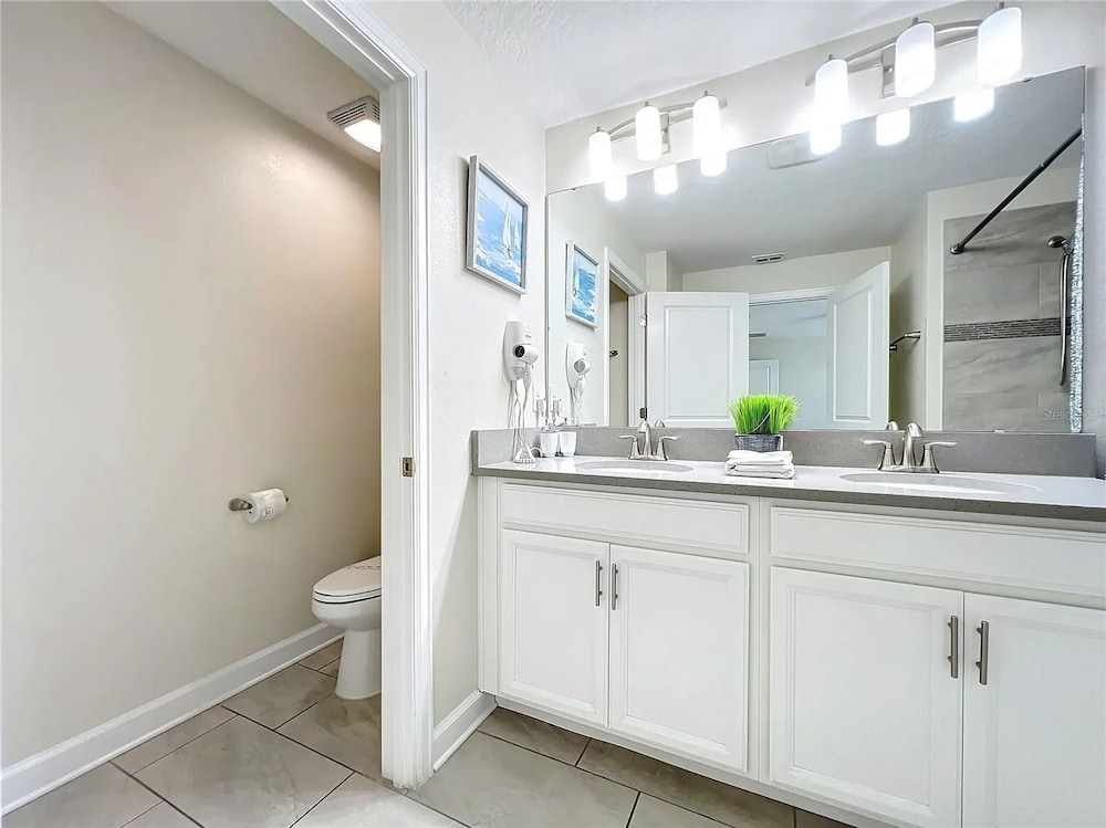 Stunning 4Bd w Pool Storey Lake 5019