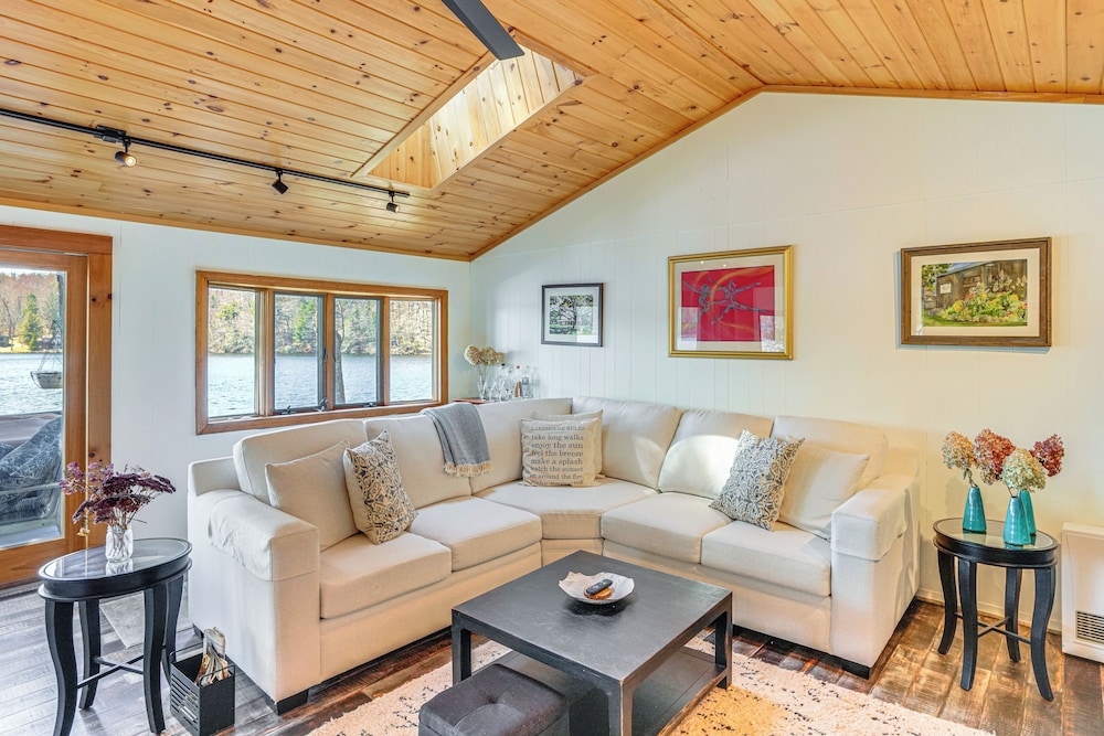 Watercrafts & Dock: Stunning Lakehouse in Becket!