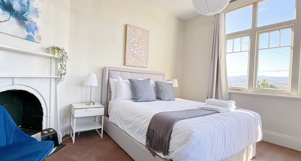 StayAU 2BR Home w/ Stunning Views in Tasmania