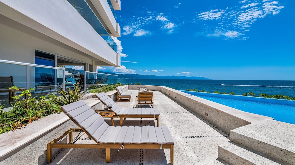3BR with Private Pool on the Ocean