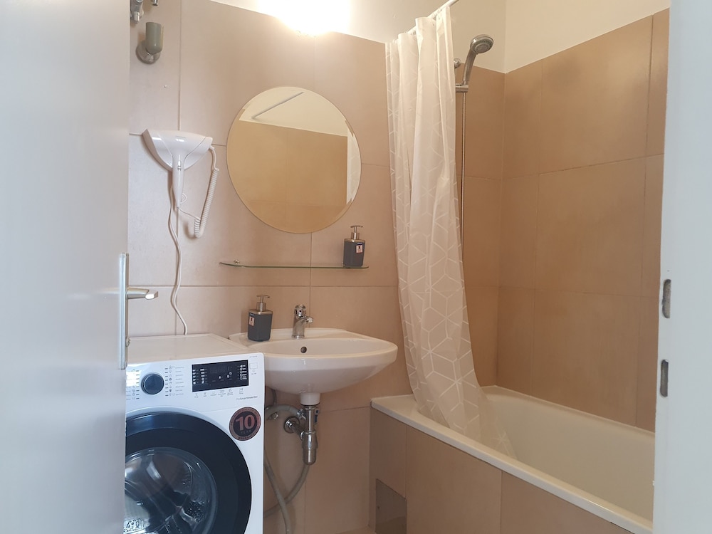 Modern 2BR Apartment Near Rennweg