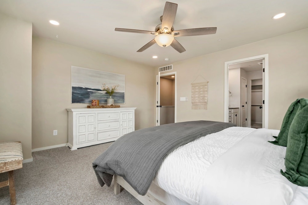 Mosaic Modern - Dog Friendly, Pool + King Suite