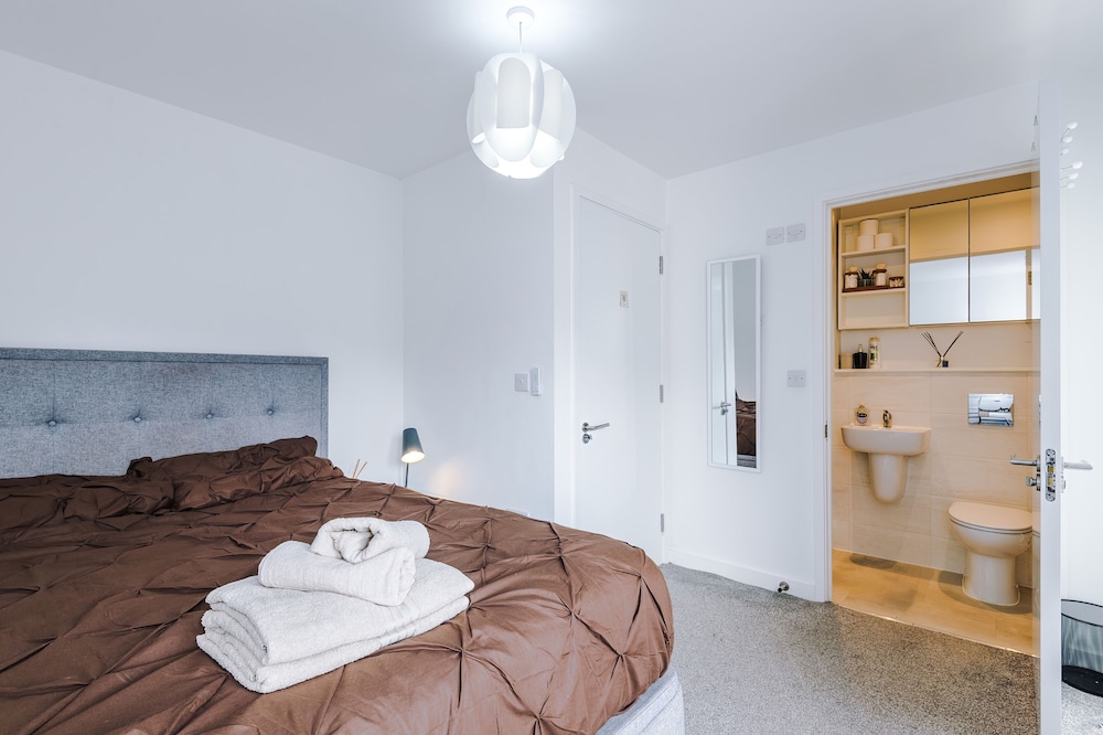 Luxury 2br in Salford, Slps 6, Wifi, Parking & ps5