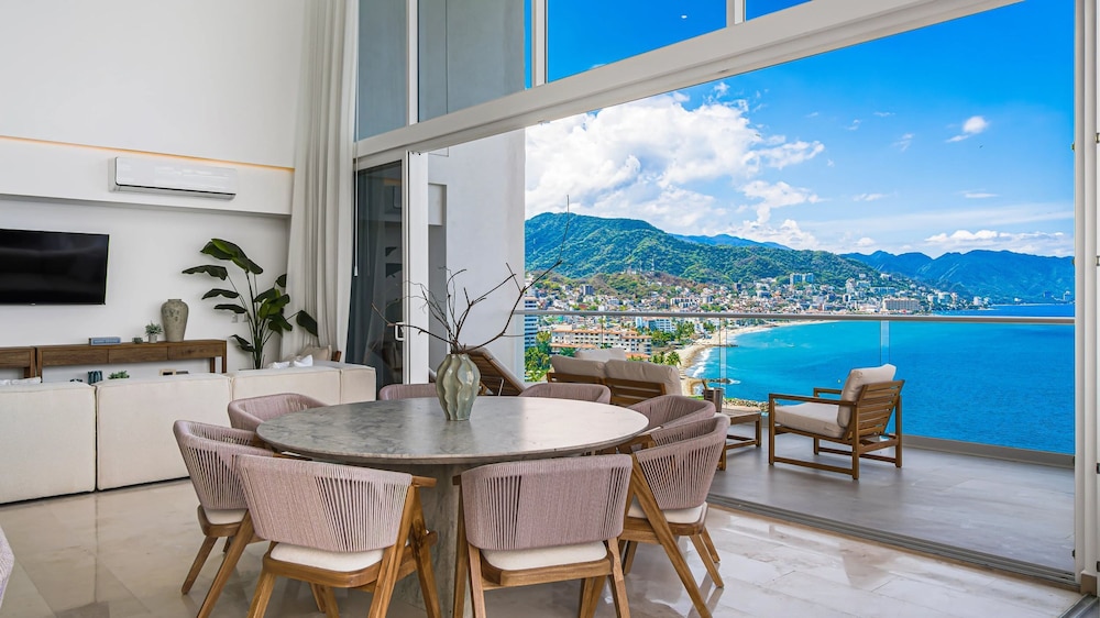 Beachfront Luxury 4BR Penthouse With Incredible Ocean Views