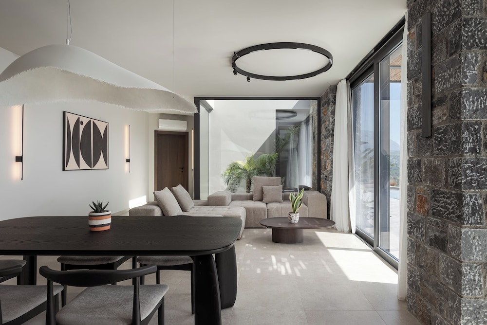 Neromai Cave Luxury Villas
