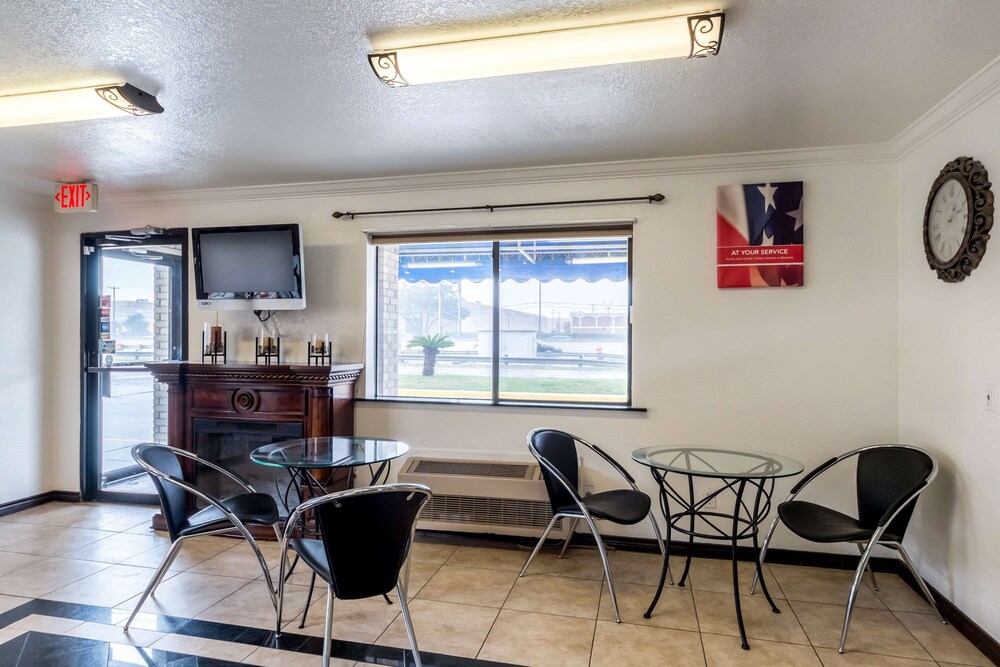 Motel 6 San Antonio, Tx - Frost Bank Center view 2