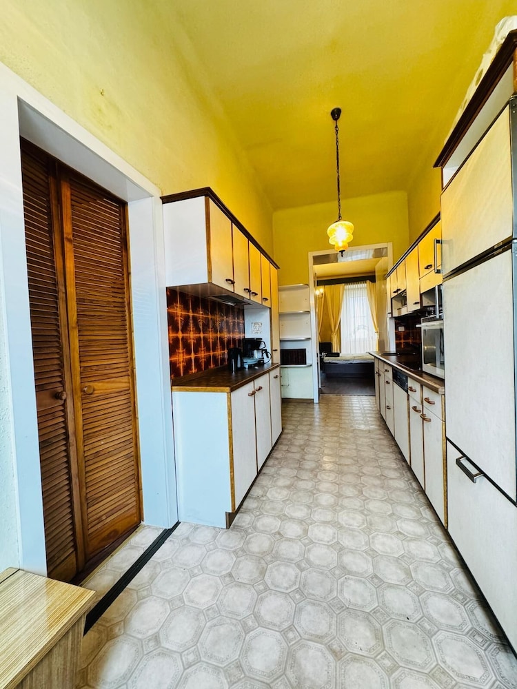 2BR Apartment for 5 Near Stadthalle