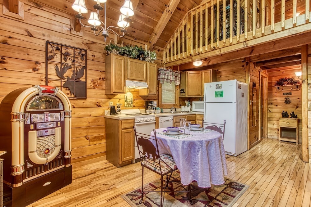Cupid's Hideaway - Convenient To Downtown Gatlinburg And The National Park! 1 Bedroom Cabin by RedAwning view 5