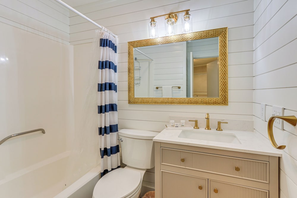 Walk to Coligny Beach Park: Condo w/ Pool Access!