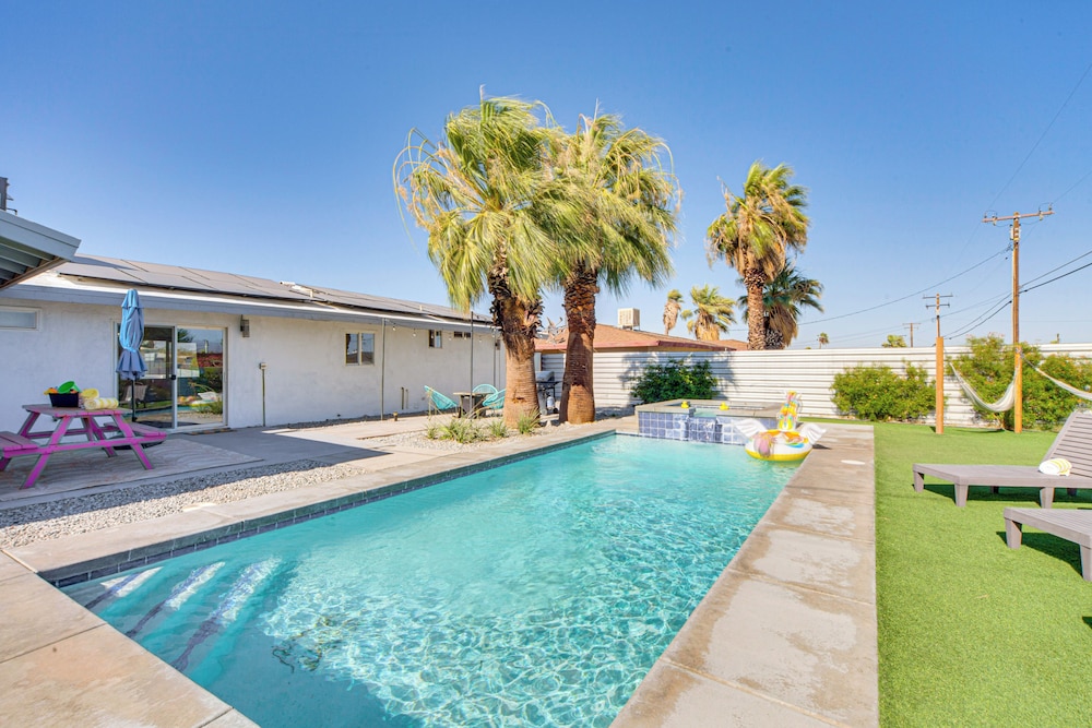 Outdoor Oasis w/ Pool: Pink Palm Springs Paradise!