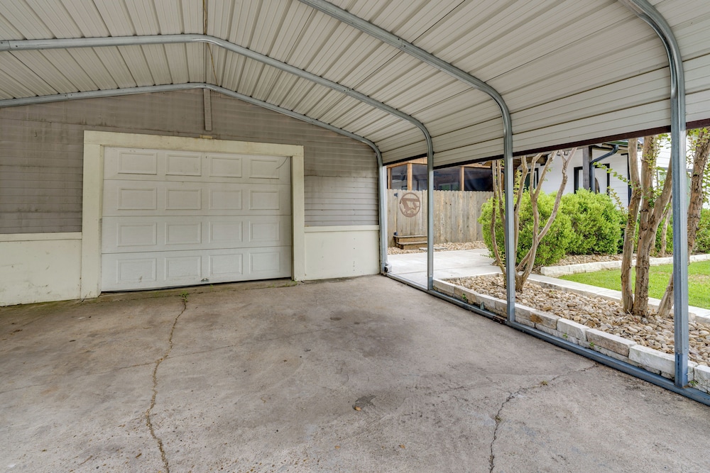 Hot Tub + Outdoor Kitchen: Stylish Home in Bryan