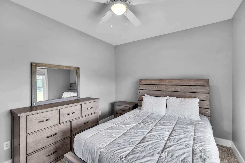 Pet-friendly Getaway With Golf & Private Patio Retreat 4 Bedroom Home